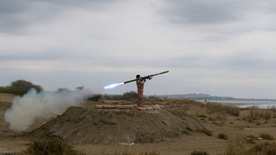 İran'da halk devriye geziyor