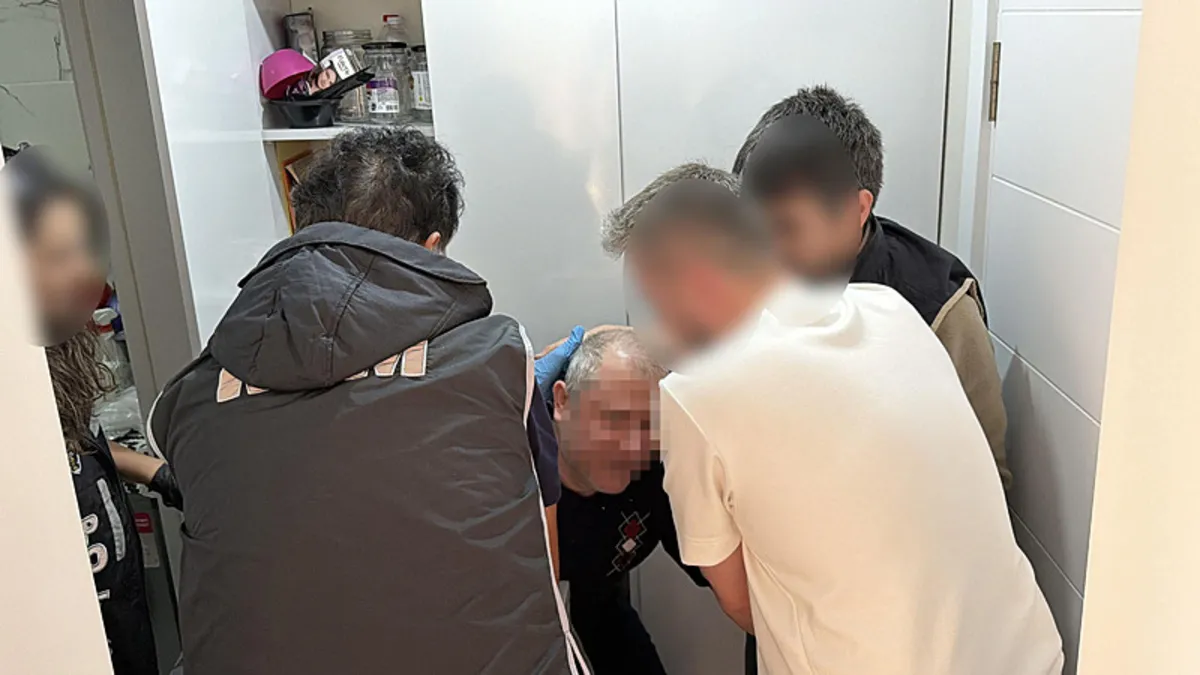 Kütahya'da FETÖ'nün sözde 'köyler abisi', çamaşır makinesinin arkasındaki gizli bölmede yakalandı