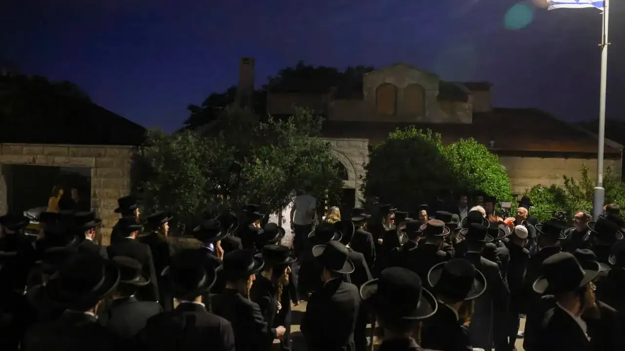 Kudüs'te Haredi isyanı: Yargıcın evini taşlayıp gamalı haçlı bayrak bıraktılar