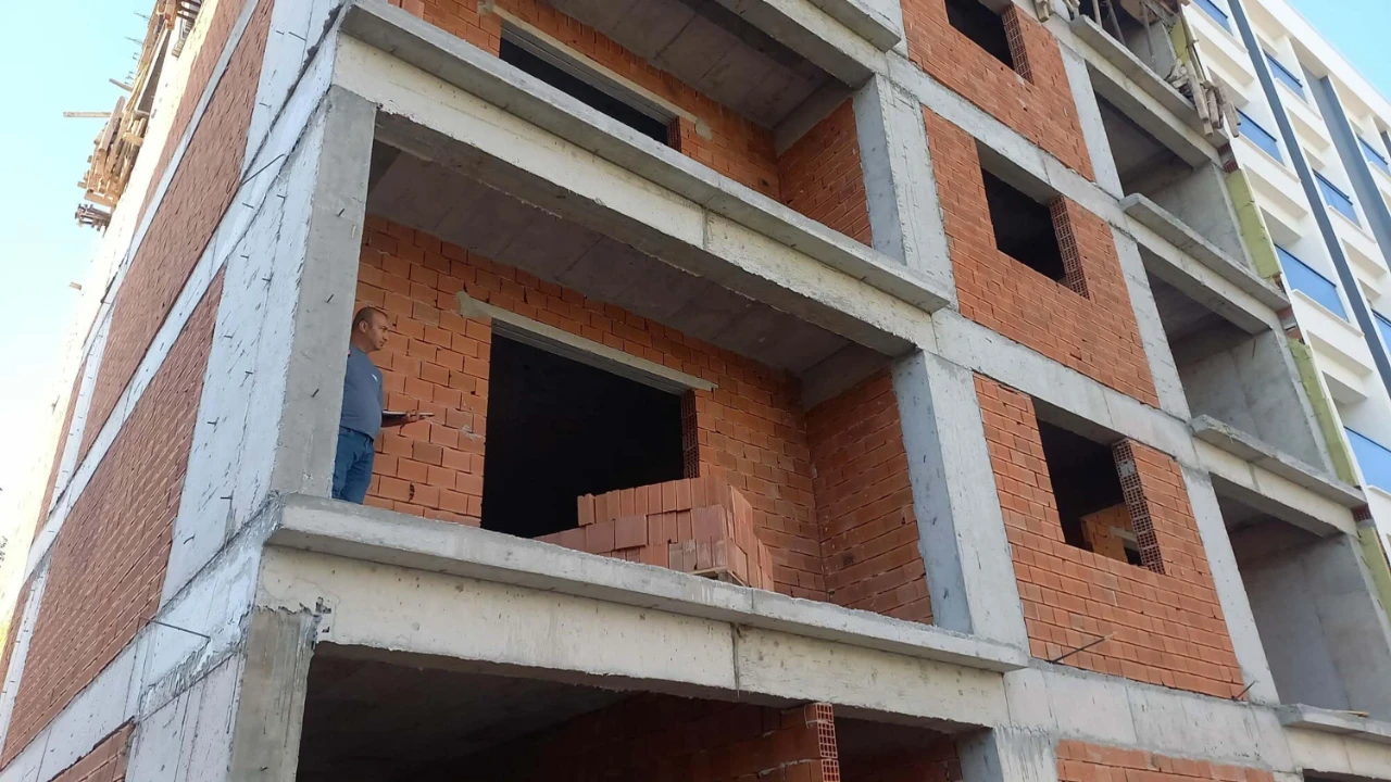 Manisa'da inşaattan düşen işçi yaşamını yitirdi
