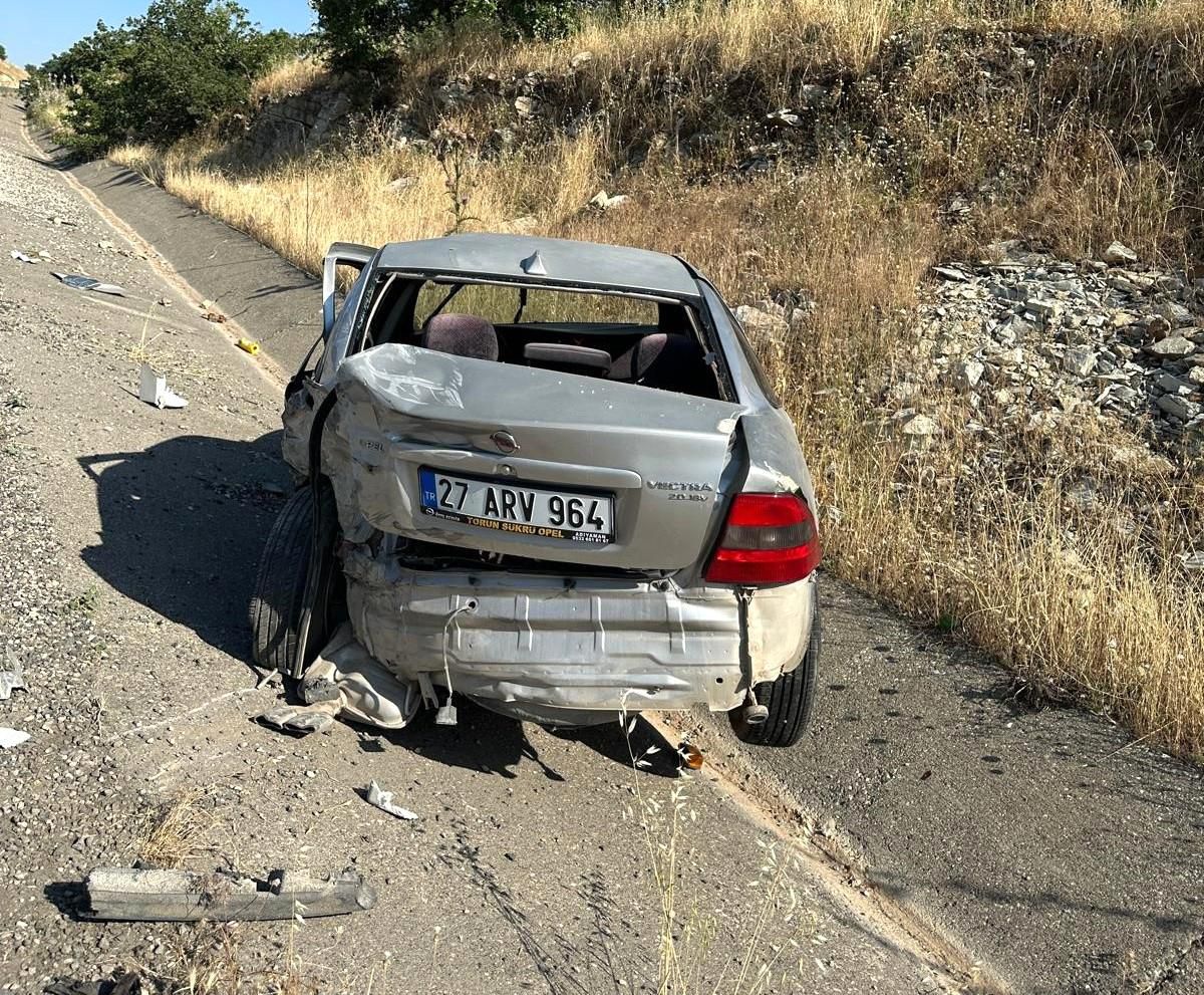 Çekici ile otomobil çarpıştı: 2 yaralı