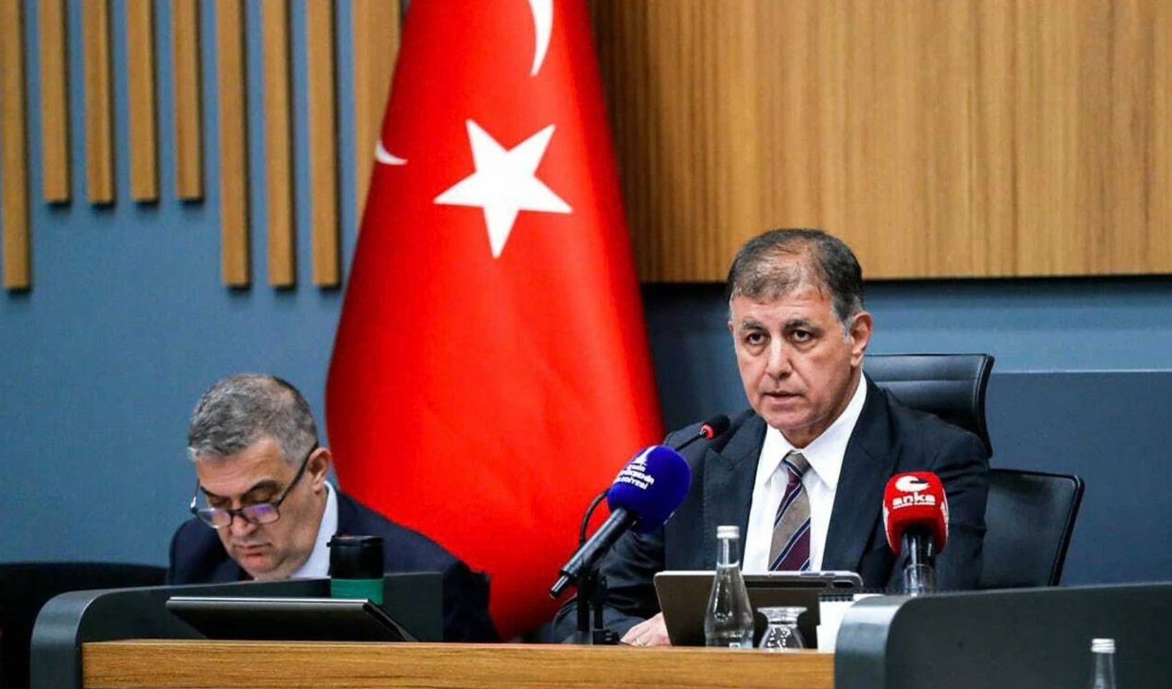 İzmir Meclisi'nde 'Fıkra' gerginliği: Cemil Tugay'dan AKP'li Aydemir'e 'Özür dilediniz mi?' çıkışı