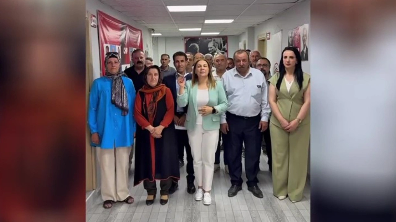 Butlanın görevden alma kararına böyle tepki gösterdi: CHP'li başkan tebligatı uçak yapıp attı