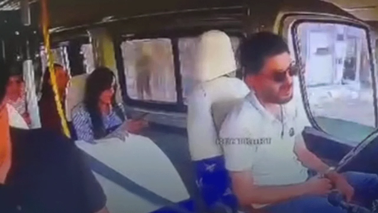 Minibüs şoförü direksiyon başında uyuyunca olanlar oldu!