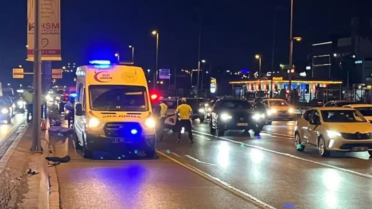 Kontrolden çıkan motosiklet direğe çarptı 2 kişi hayatını kaybetti