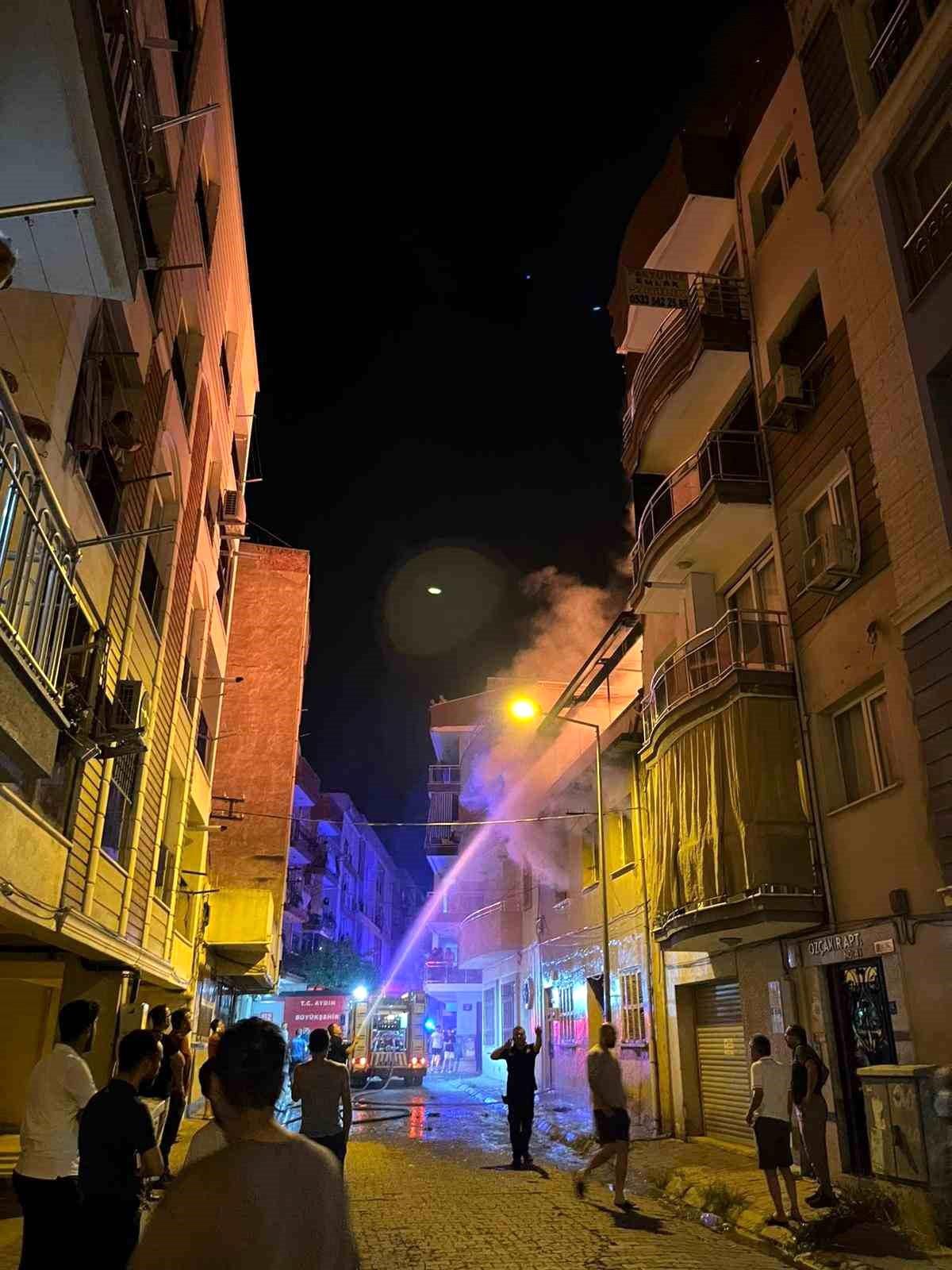 Evini ateşe verdi, alevler geceyi aydınlattı