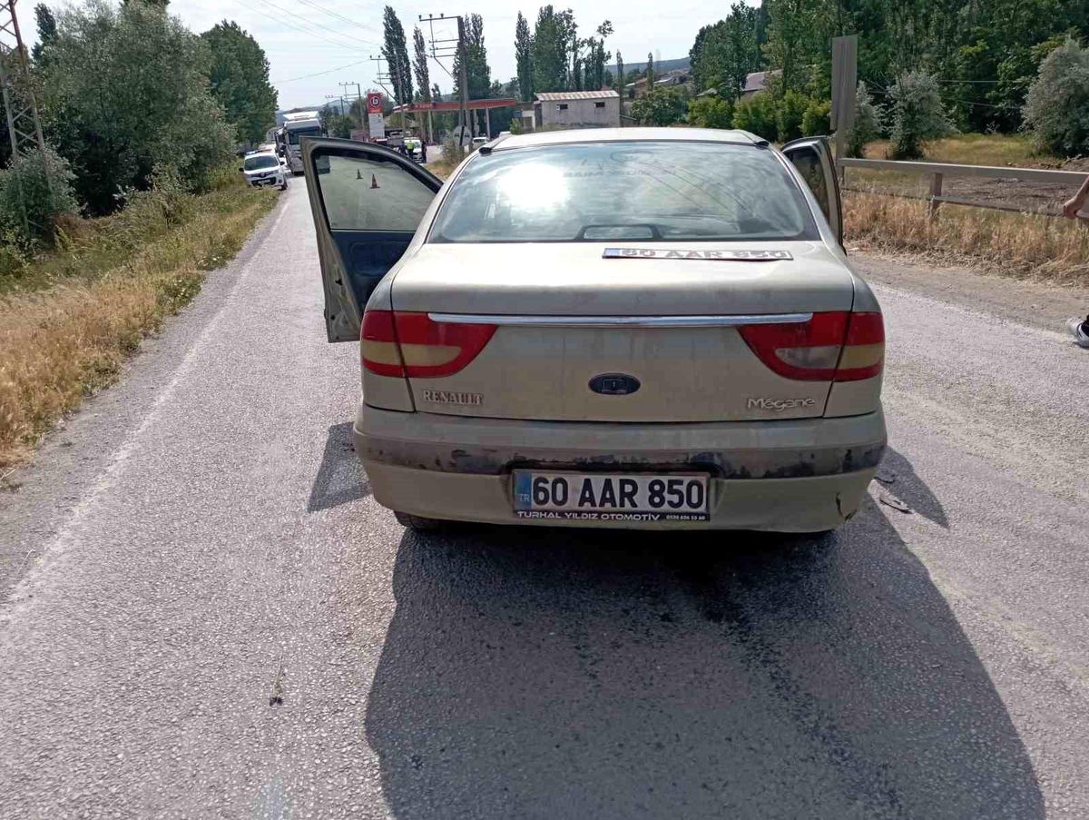 İki otomobil kafa kafaya çarpıştı: 2 yaralı