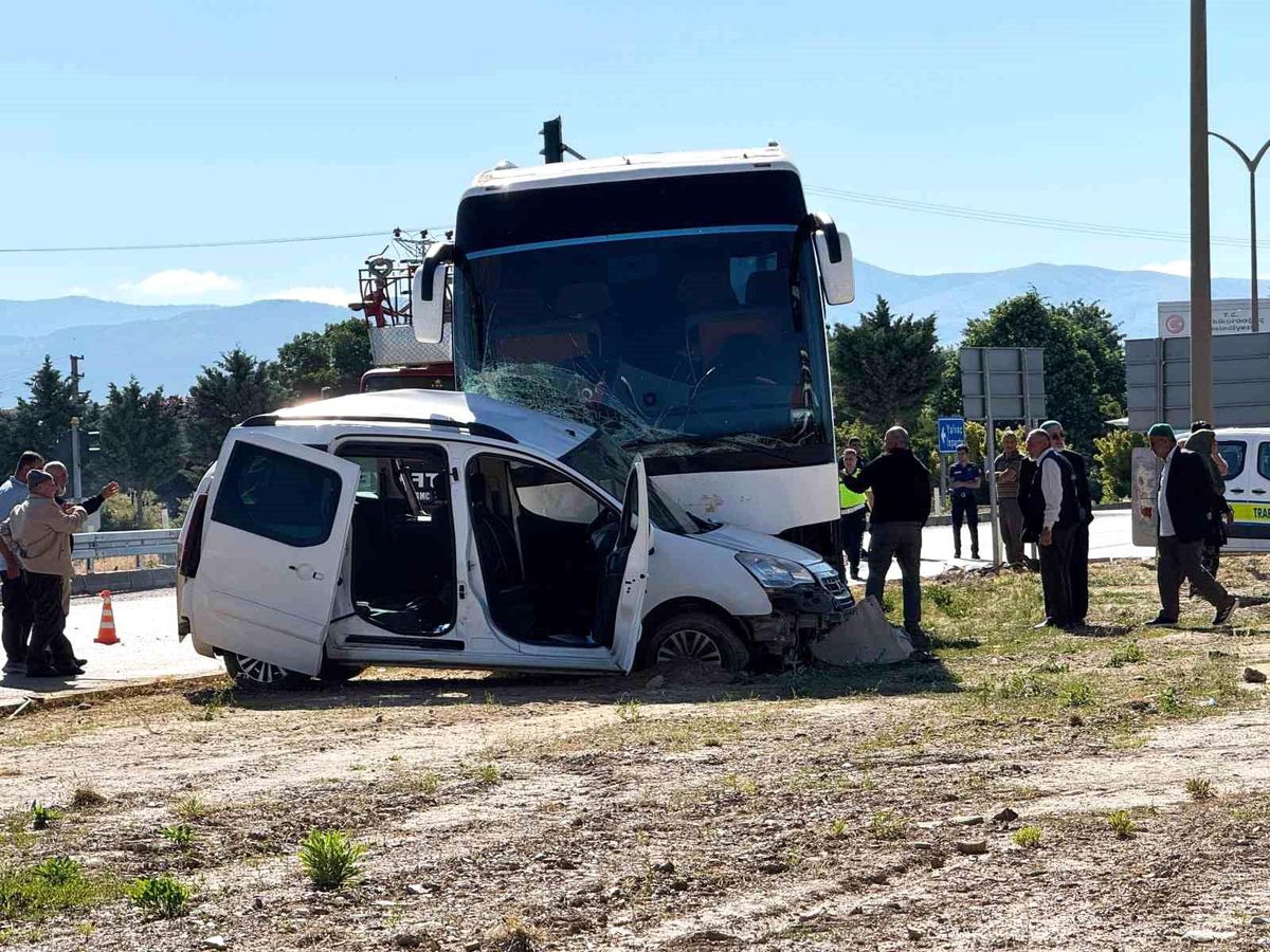 Tur otobüsü ile hafif ticari araç çarpıştı: Genç sürücü hayatını kaybetti