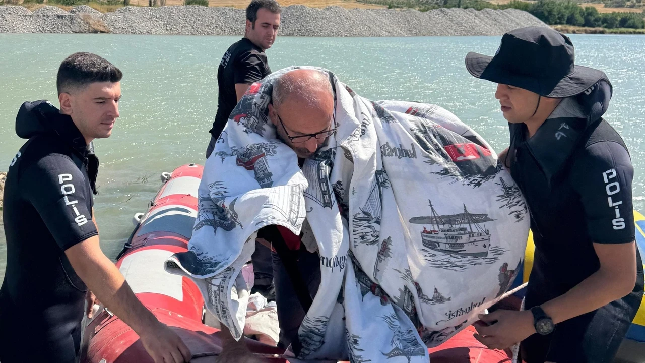 Balık tutmak için açılmıştı rüzgar kabusu yaşattı: Gölette mahsur kalan kişi kurtarıldı