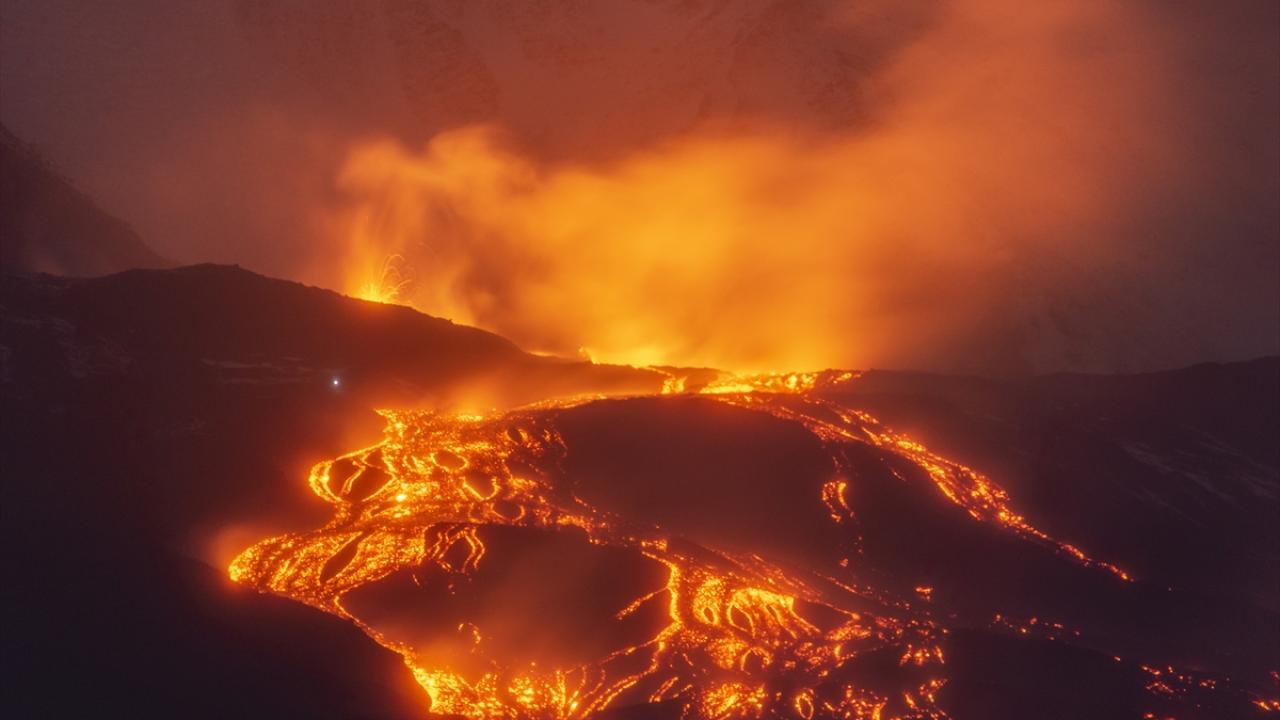 İtalya'da Etna Yanardağı'nın kül püskürtmesi hava ulaşımında aksaklıklara yol açtı