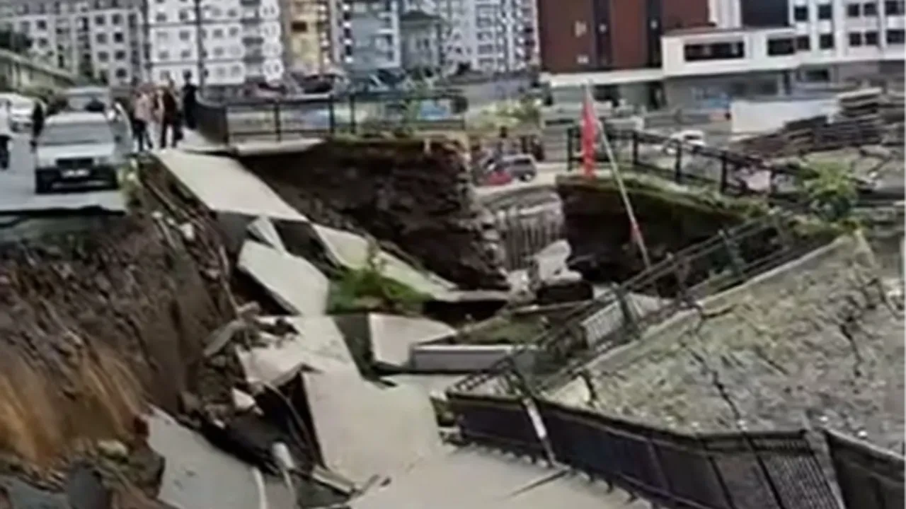 Rize merkezde yol tamamen çöktü: Mahallede 2 bina tahliye edildi