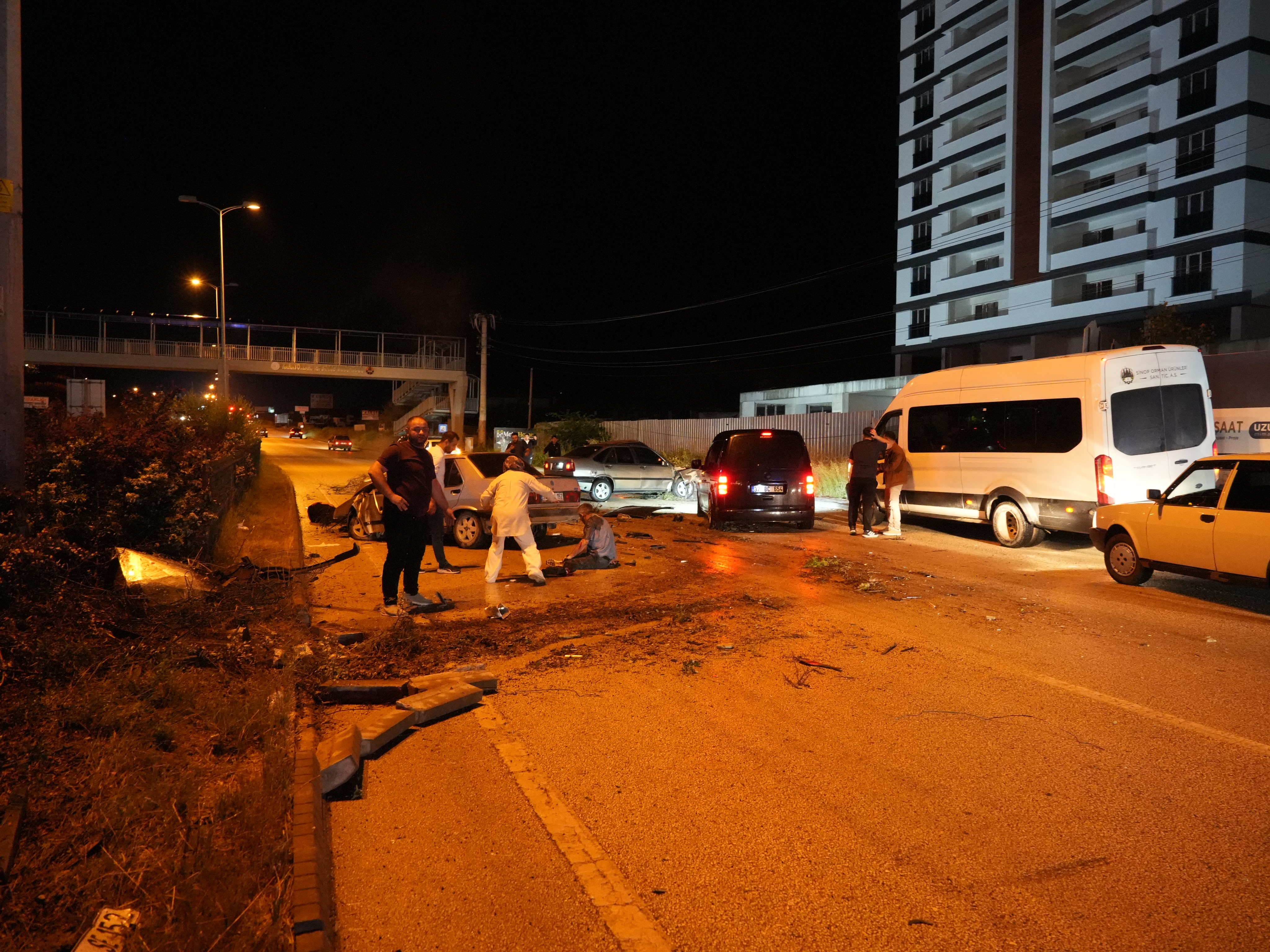 Yaralıyı kurtarmaya çalışanlara başka bir araç çarptı. 1'i ağır 6 kişi yaralandı