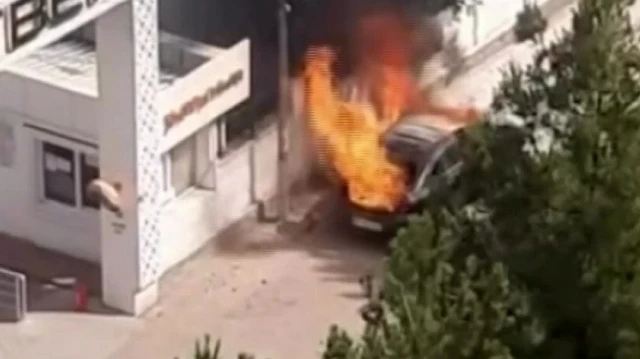 Diyarbakır'da seyir halindeki araç alev topuna döndü