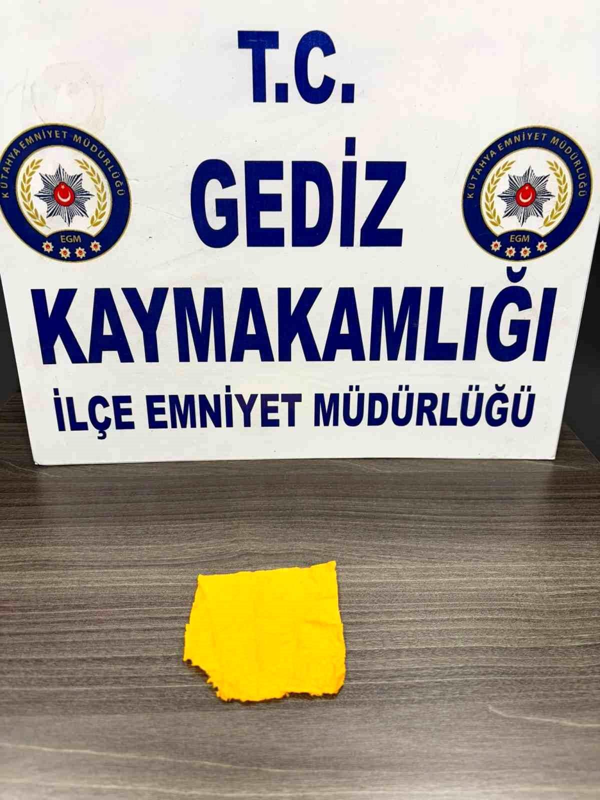 Durdurulan araçta 272 içimlik kağıda emdirilmiş uyuşturucu madde ele geçirildi, 5 kişi yakalandı