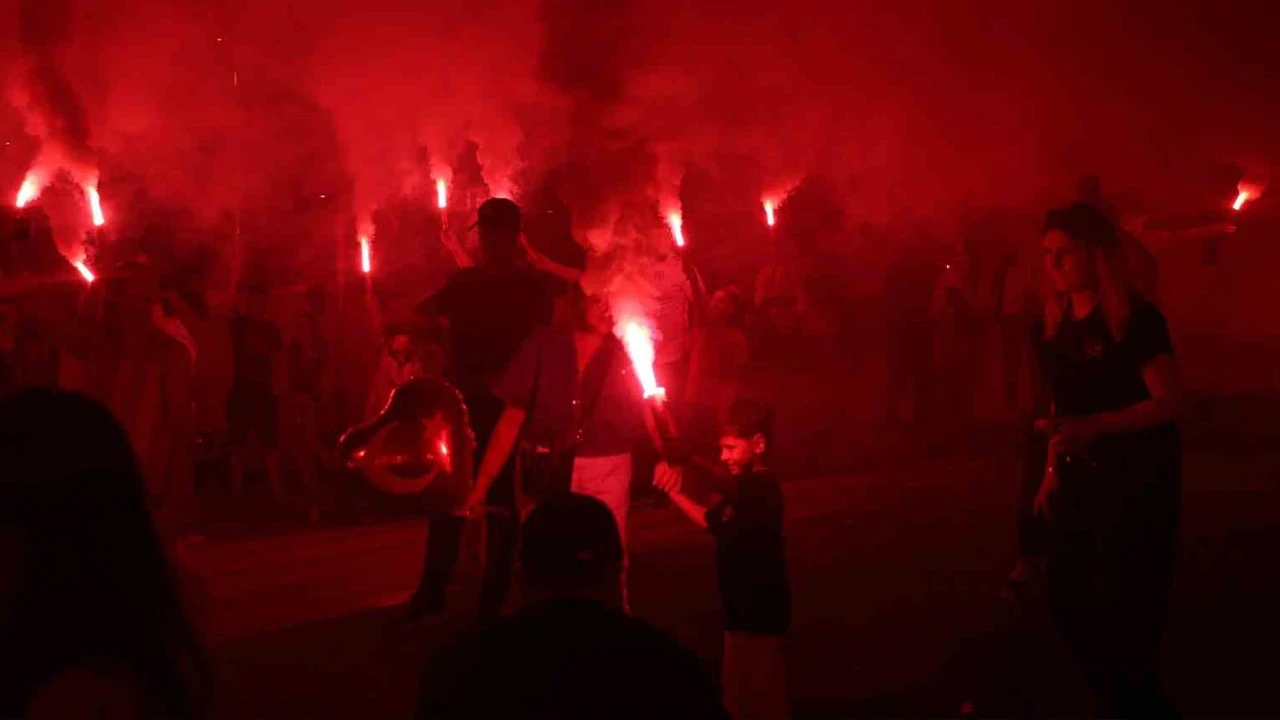 Samsunspor 61. yıl dönümünü kutladı: Sahil kırmızı-beyaza büründü
