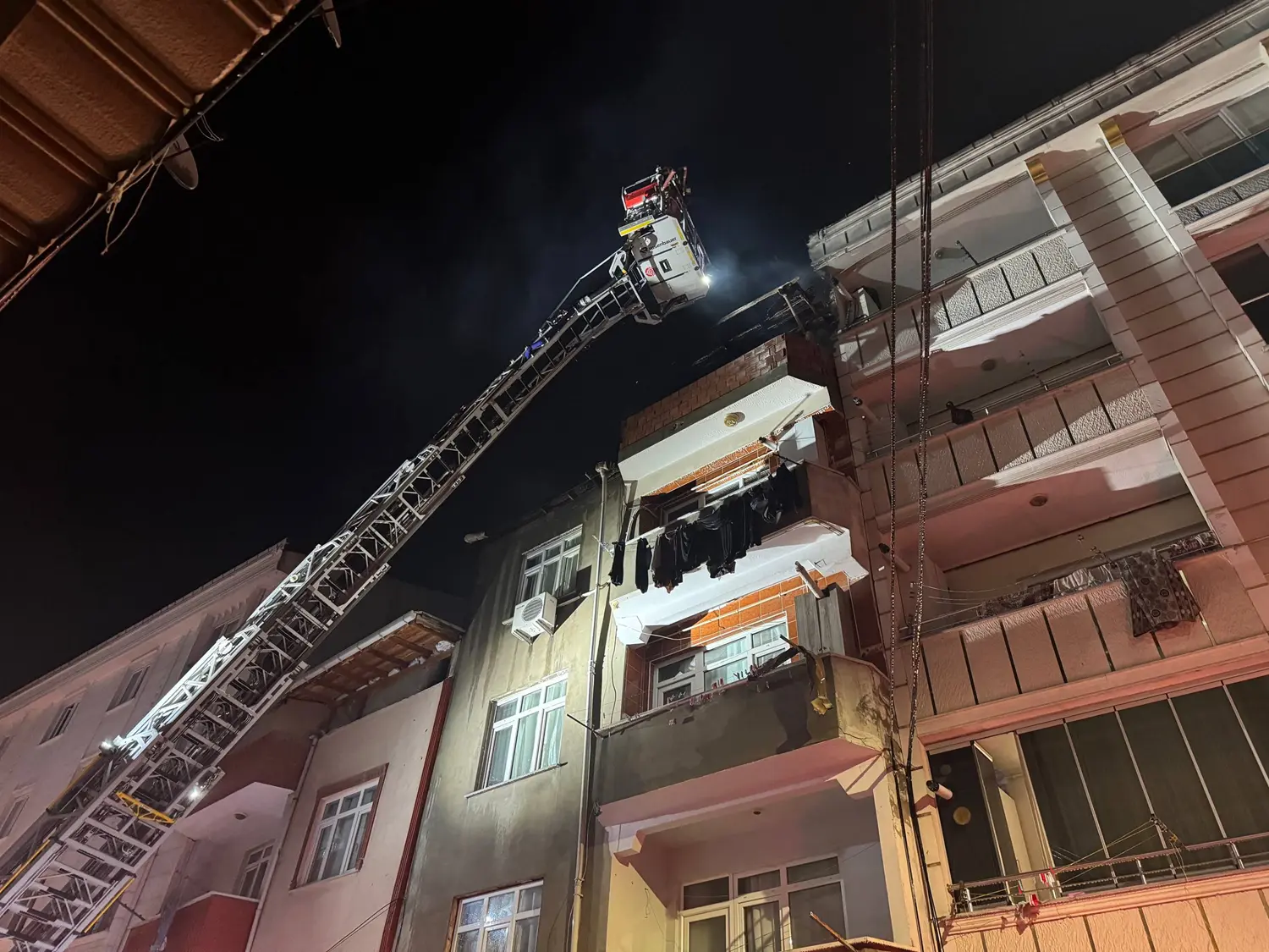 Esenyurt'ta bir binanın çatısında çıkan yangın söndürüldü
