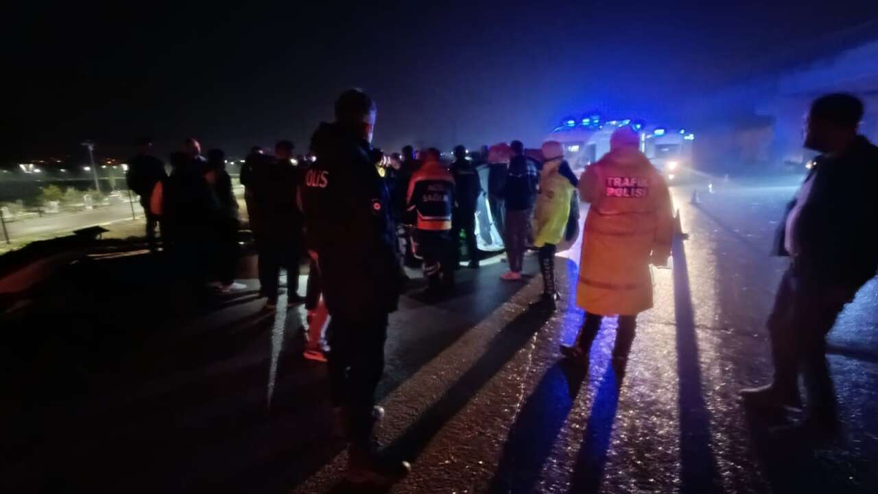 İstanbul'da kentsel dönüşüm kapsamındaki binanın balkonları ile duvarı çöktü