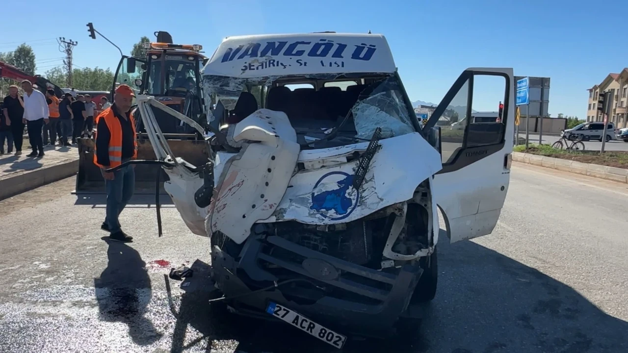 Yüksekova'da yolcu minibüsü ile kamyon çarpıştı: 3 ölü, 2 yaralı