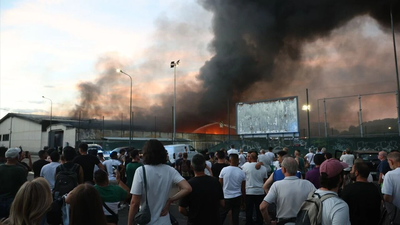 Milano'da bir nakliye firmasının deposunda yangın çıktı