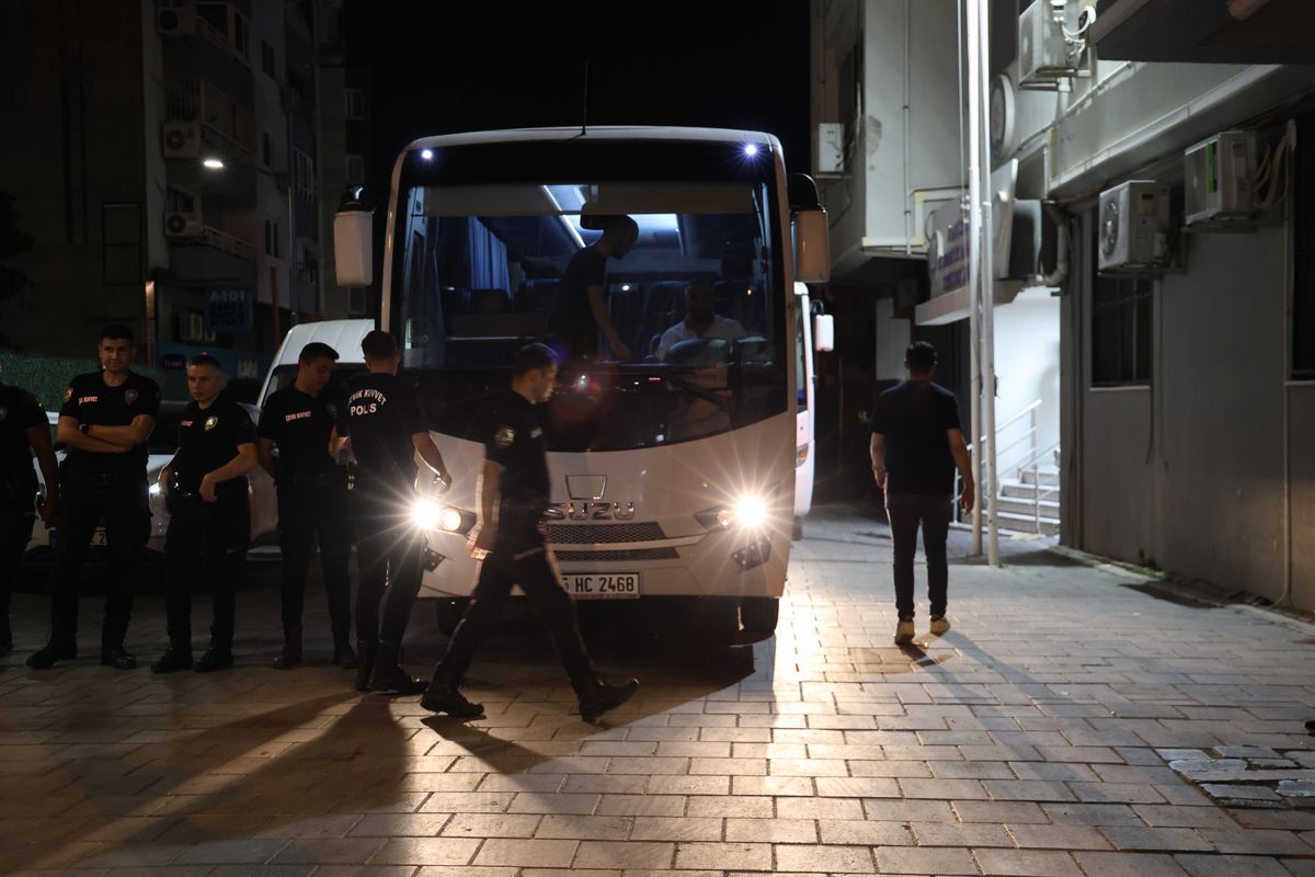Seferihisar Belediye Başkanı Yetişkin'in de aralarında bulunduğu 20 şüpheli adliyeye sevk edildi