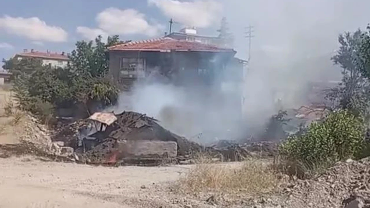 Ankara Altındağ'da yabani otları temizlemek için yakılan ateş evi yaktı