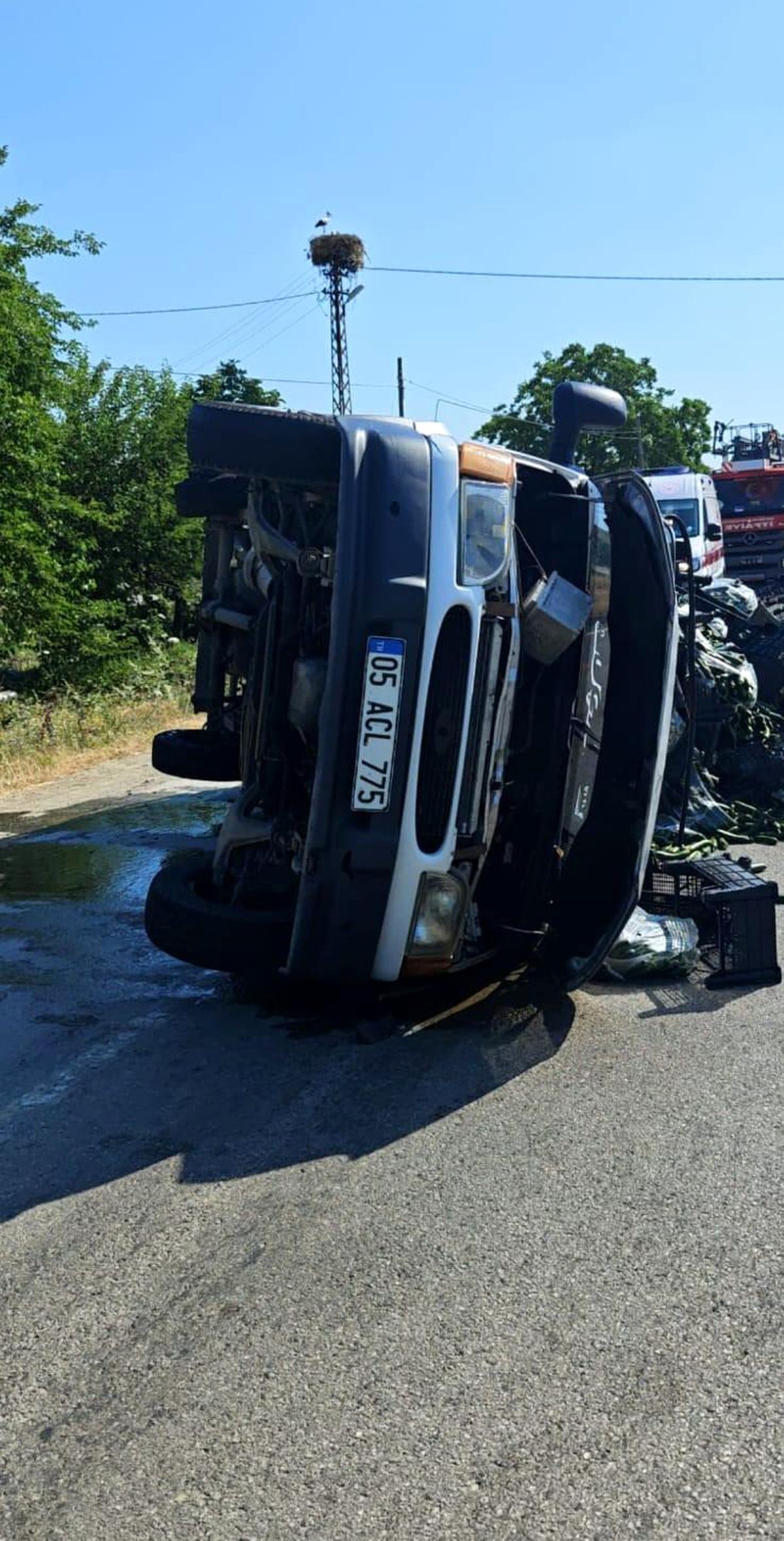 Lastiği patlayan otomobil devrildi: 1 yaralı