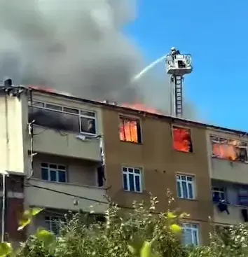 Çatıdaki çalışma faciaya dönüştü! Alevler saniyeler içinde dairelere sıçradı