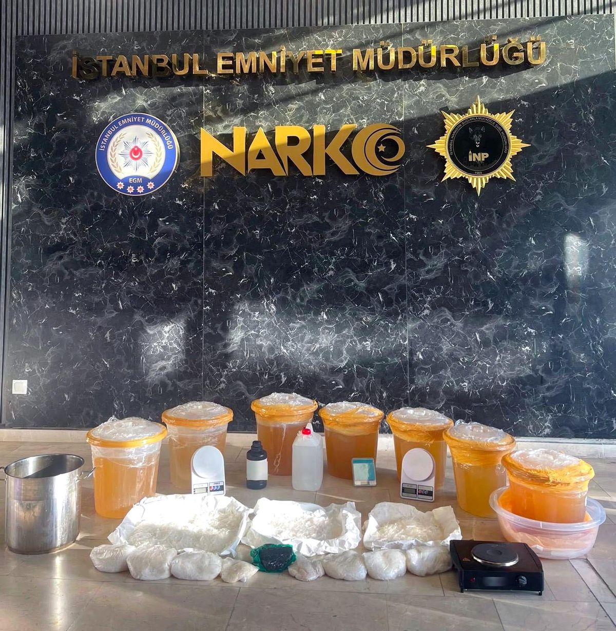 Küçükçekmece'de narkotik operasyonu: Yaklaşık 90 kilo uyuşturucu ele geçirildi