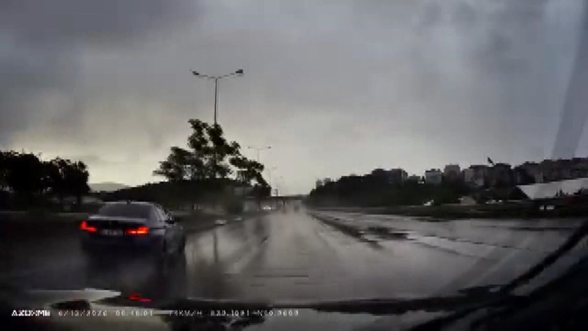 Maltepe D-100'de yağışın etkisiyle kayan otomobil bariyere çarptı; kaza kamerada