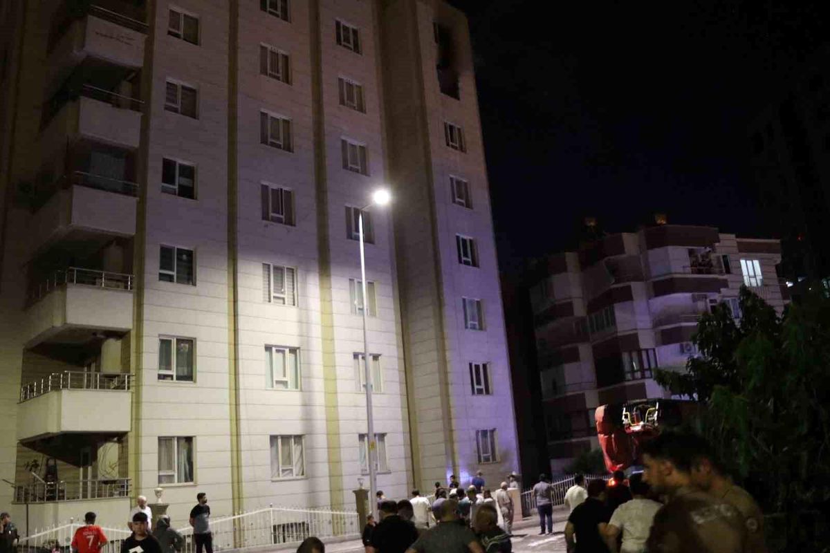 Şanlıurfa'da 9 katlı binada korkutan yangın