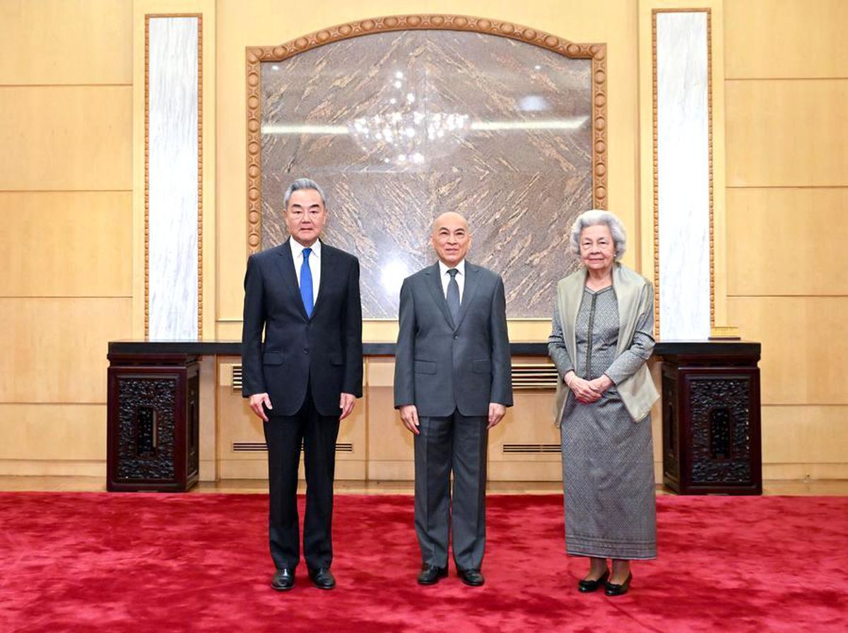 Çin Dışişleri Bakanı, Beijing'de Bulunan Kamboçya Kralı'nı ve Annesini Ziyaret Etti