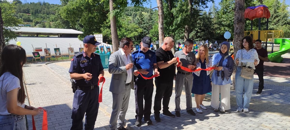 Mecitözü'nde öğrencilerin "Geleceğin nefesleri" resim sergisi açıldı