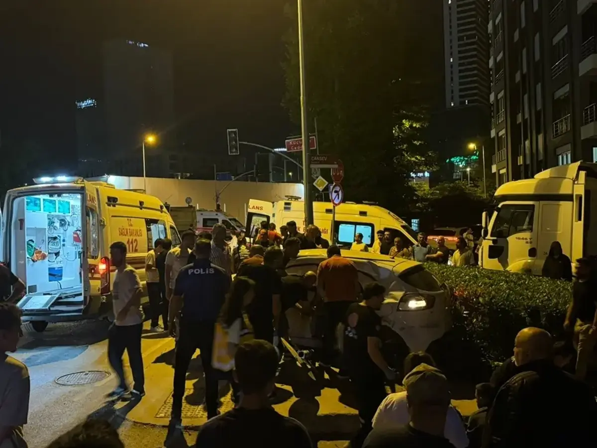 Hafriyat kamyonu ezdi geçti: Otomobil ile çarpıştı! 1'i ağır 4 yaralı