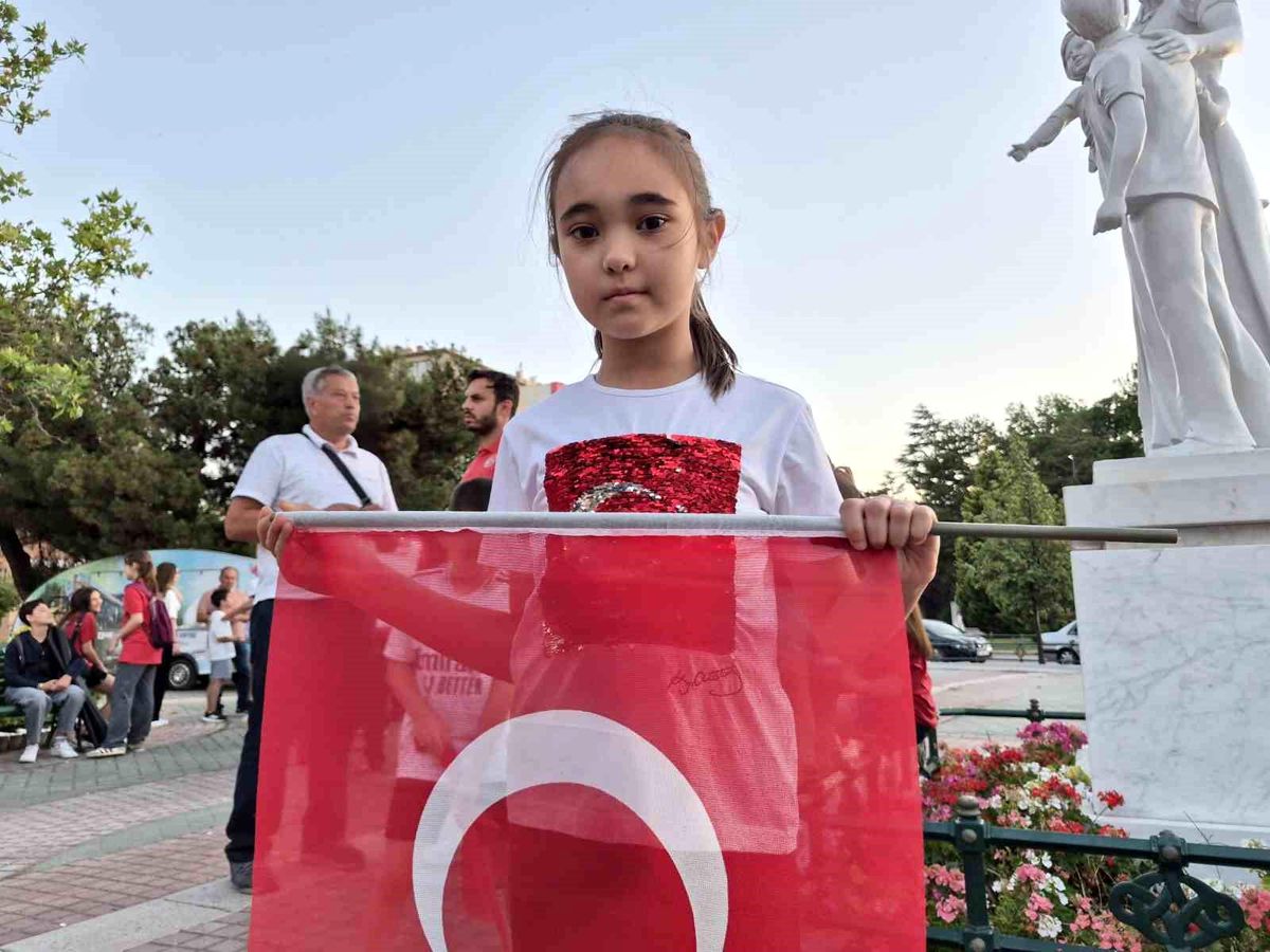 Eskişehir'de miniklerden 15 Temmuz'da anlamlı Sancak Koşusu