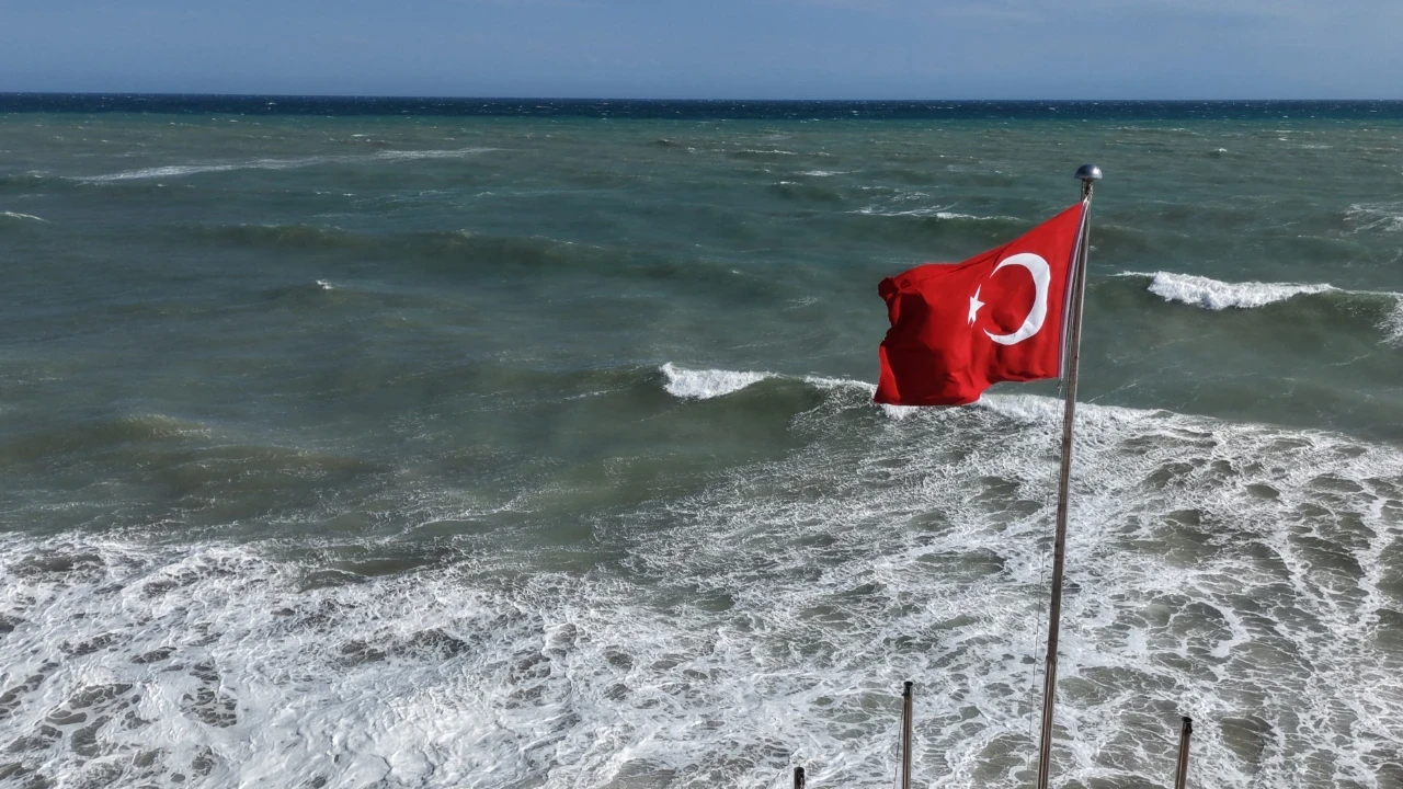 Doğu Akdeniz’de kuvvetli rüzgar: Dalgalar 4 metreye kadar yükseldi
