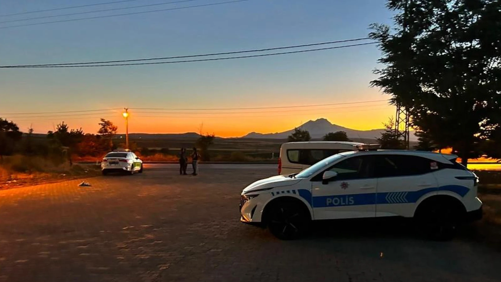 Kayseri'de dehşet anları: Minibüsü polis ve vatandaşların üzerine sürdü! Ölü ve yaralılar var