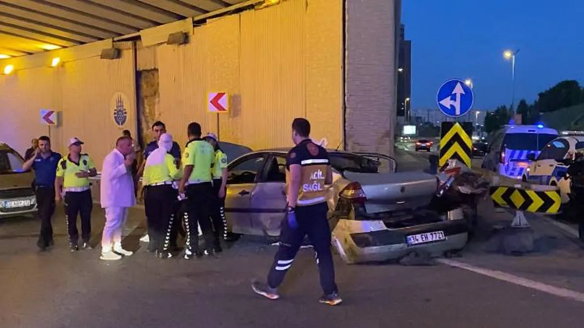 Bakırköy'de hafif ticari araç, otomobile çarptı: 5 kişi yaralandı