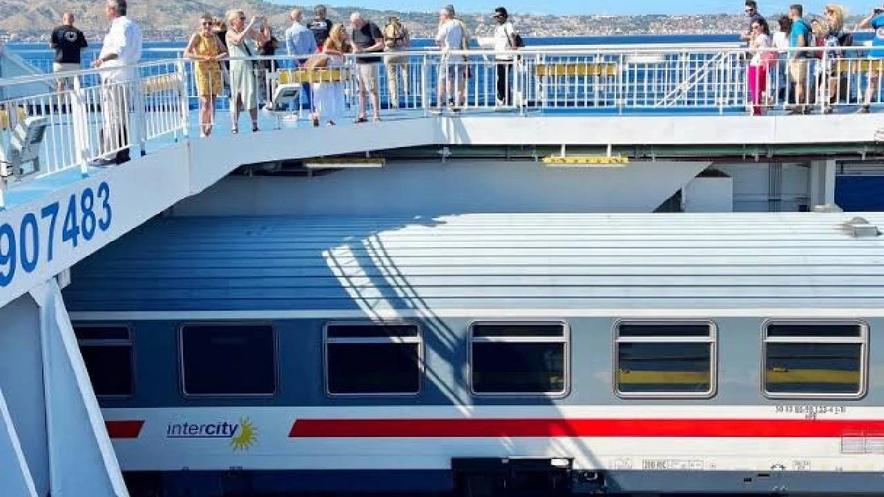 Yolculuğun ortasında feribota binen tek tren