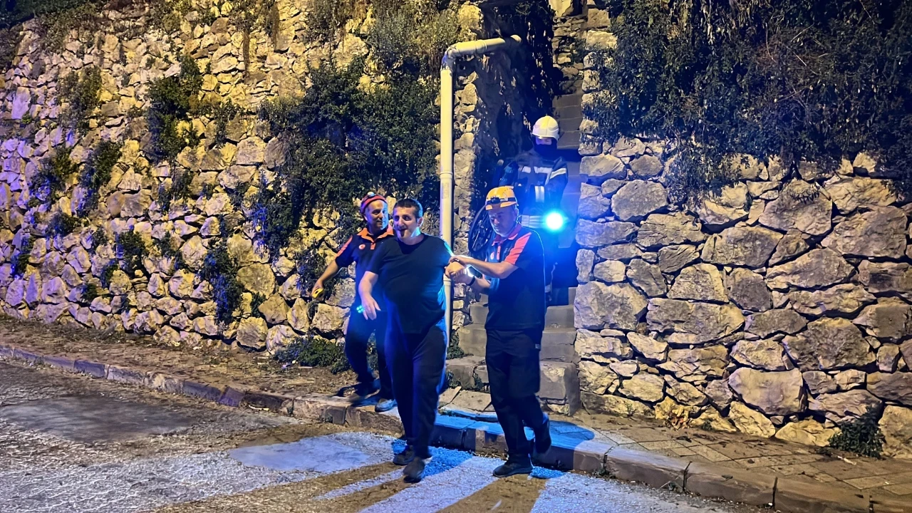 Tavan sıvaları dökülen ev tahliye edildi