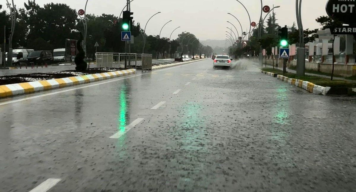 Edirne'de sağanak yağış yolları göle çevirdi