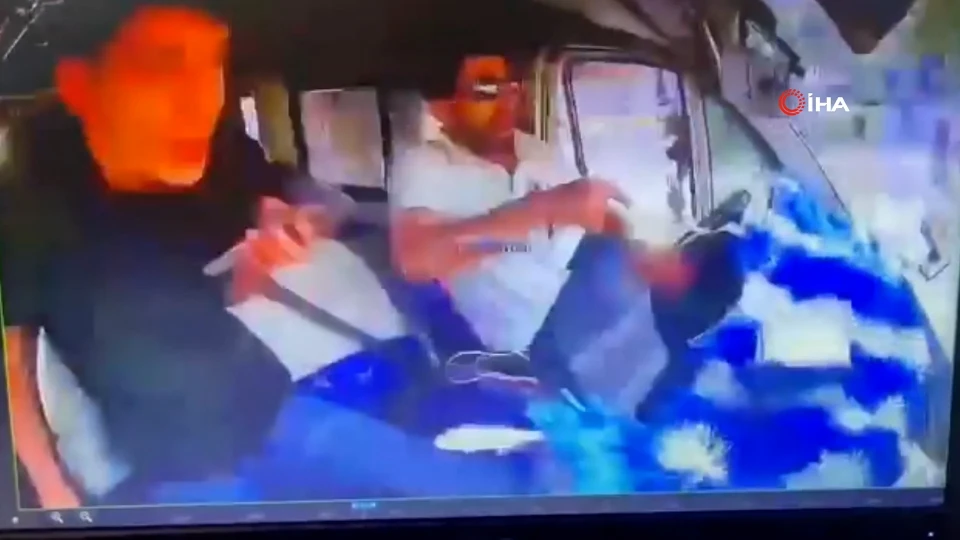 Adana’da Direksiyon Başında Uyuyan Dolmuş Sürücüsü Kaza Yaptı