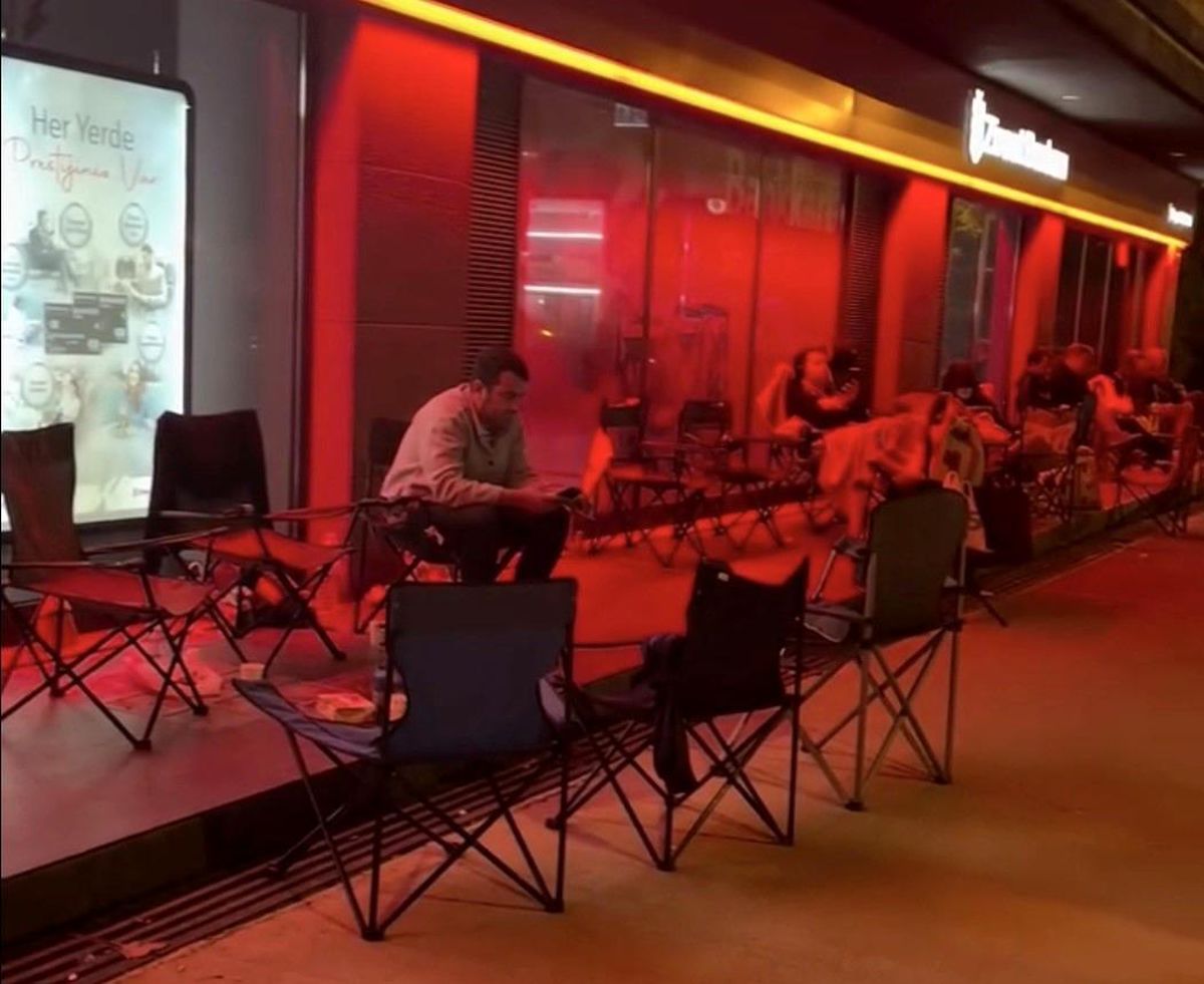 Çanakkale'de kurasız TOKİ satışı için geceden kamp sandalyeleriyle beklediler