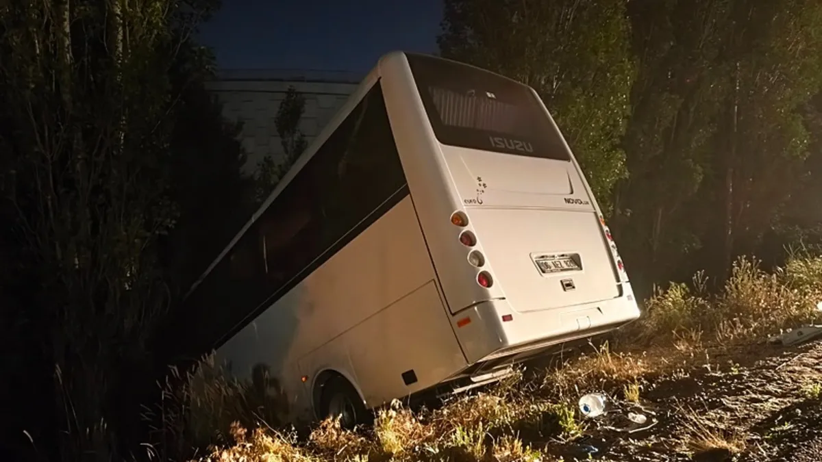 Ters şeride giren otomobil servis minibüsünü şarampole savurdu: 8 yaralı