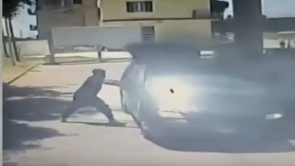 Göçmen işçileri araca kilitleyip ateşe verdiler
