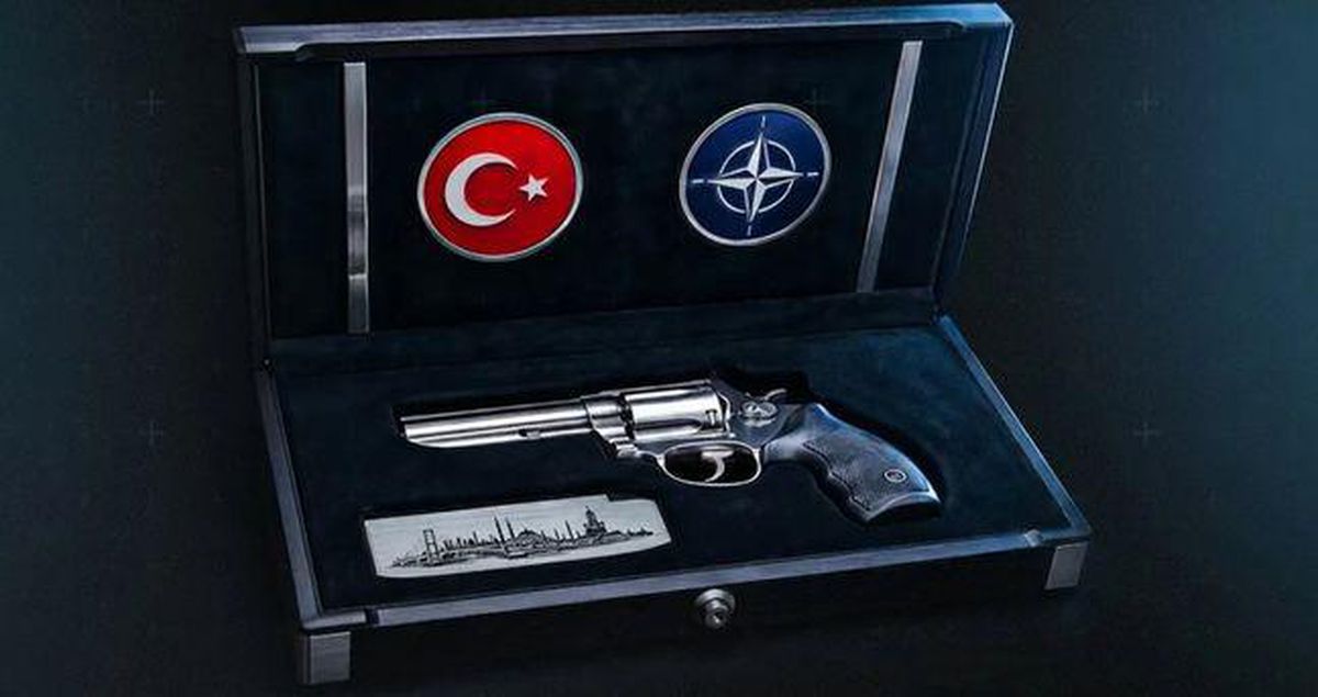 Cumhurbaşkanı Erdoğan’ın NATO’da liderlere hediye ettiği silah nedir, markası ne?