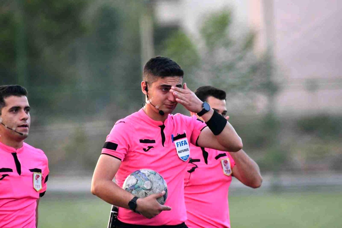 Samed Armut, düdüğünü astı