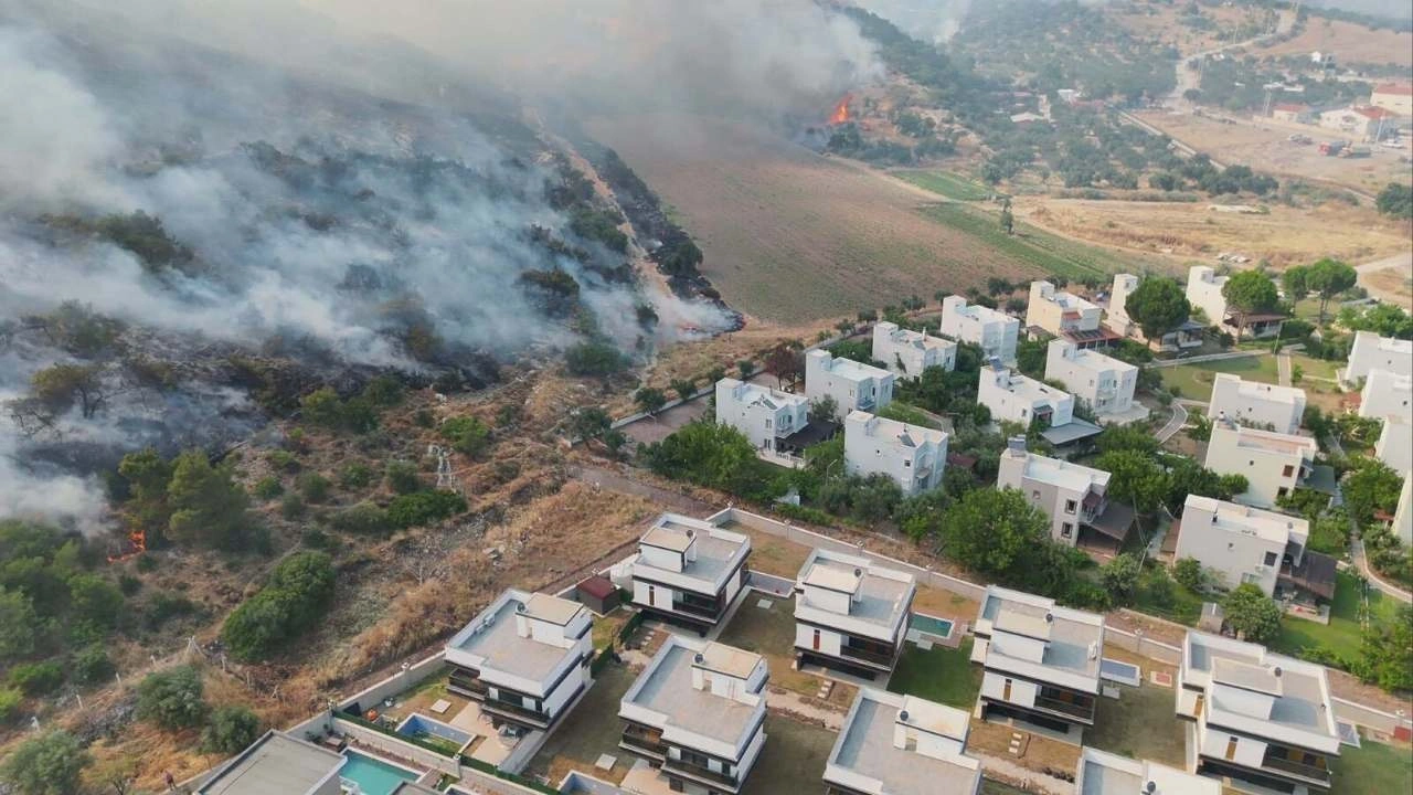 Son Dakika | İzmir'de makilik alanda yangın: Alevler yerleşim yerlerini sardı