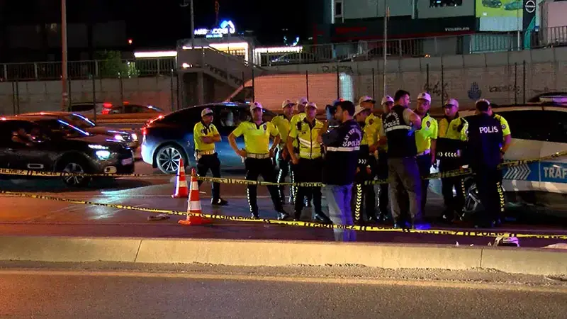 Bakırköy'de motosiklet aydınlatma direğine çarptı: 2 ölü