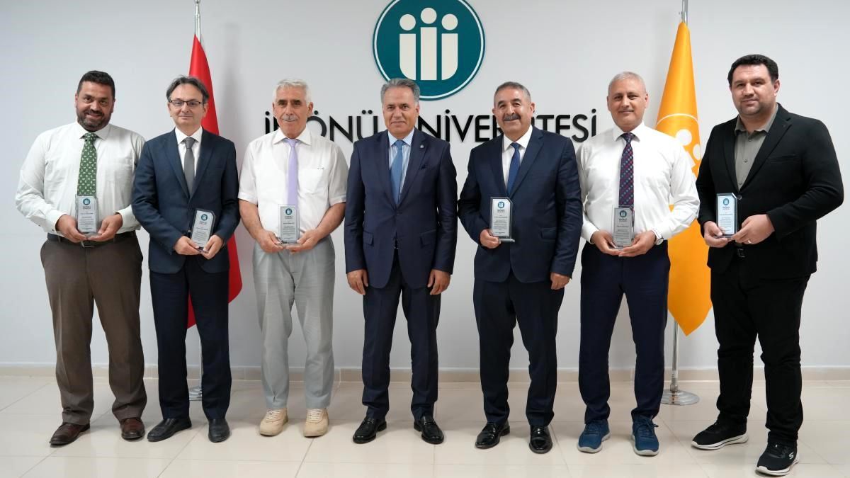 İnönü Üniversitesinde başarılı akademisyenlere araştırma performansı plaketi