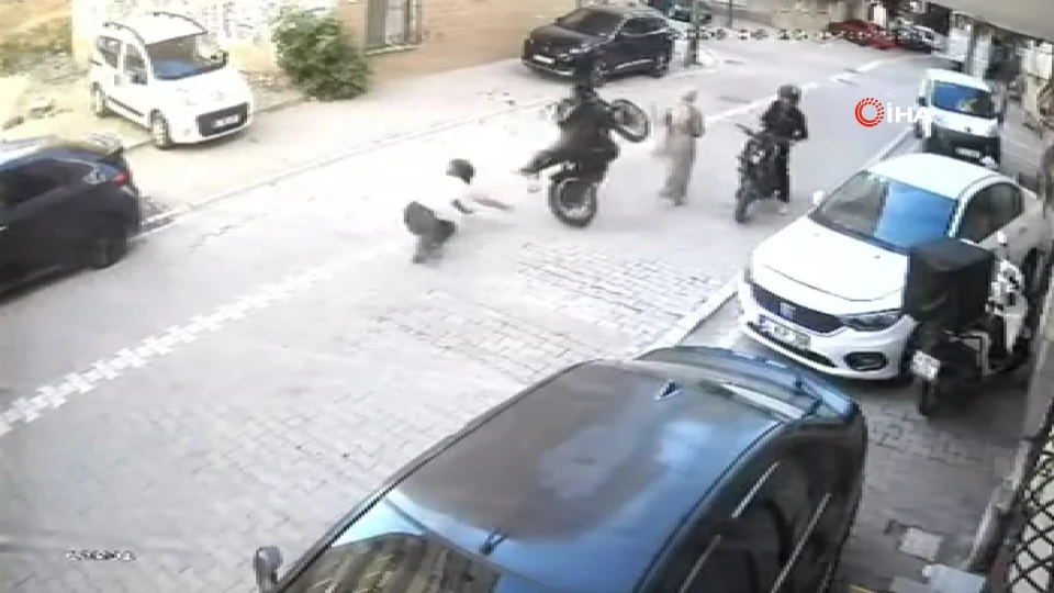 Esenyurt Motosiklet Kazası: Yolda Yürüyen Kadına Çarptı